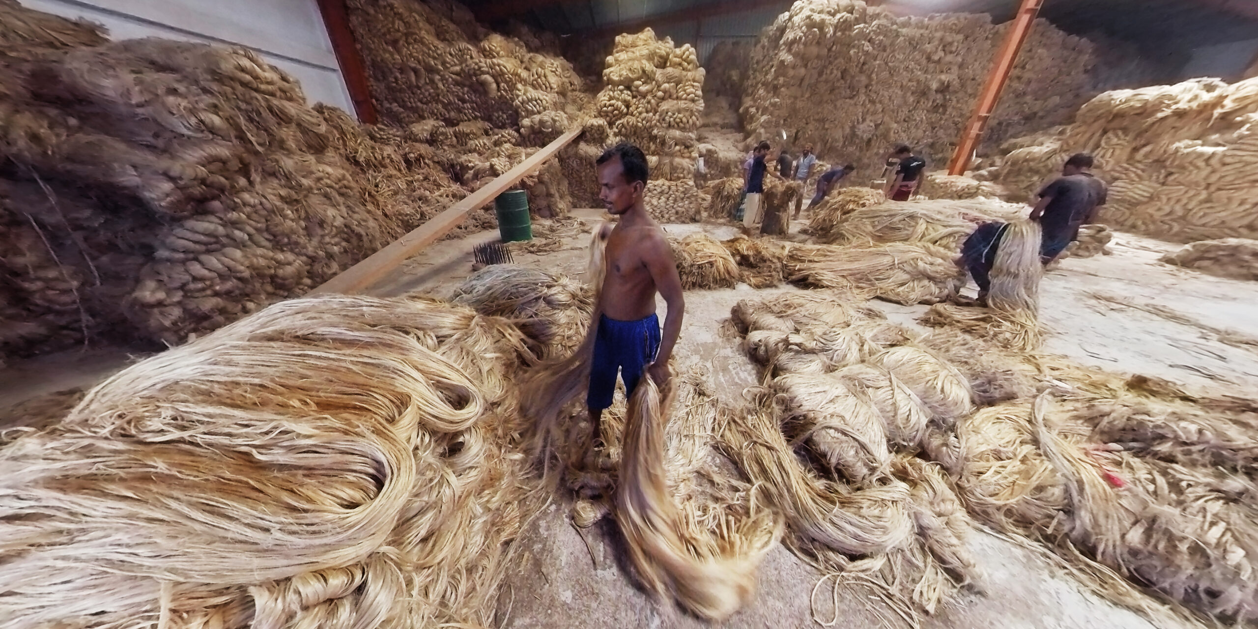 Arbeiter betreten die Fabrik